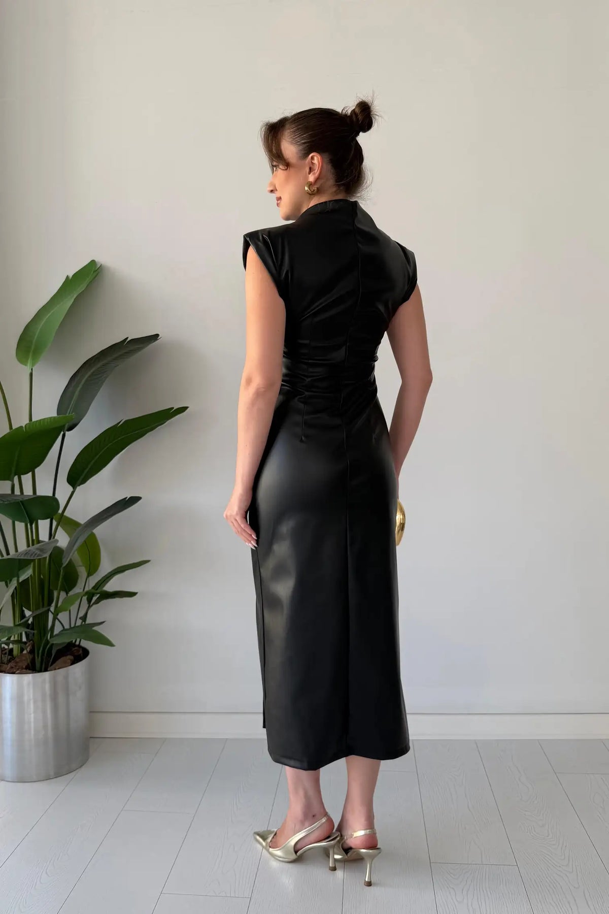 Numira | Robe Midi en Simili Cuir à Ceinture Dorée