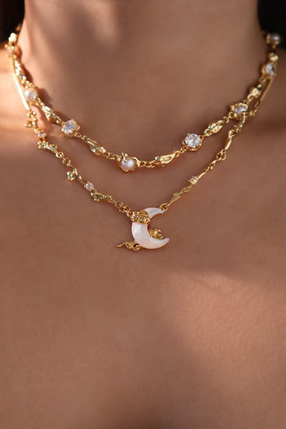 Collier lune en nacre et zircons, plaqué or 18 carats