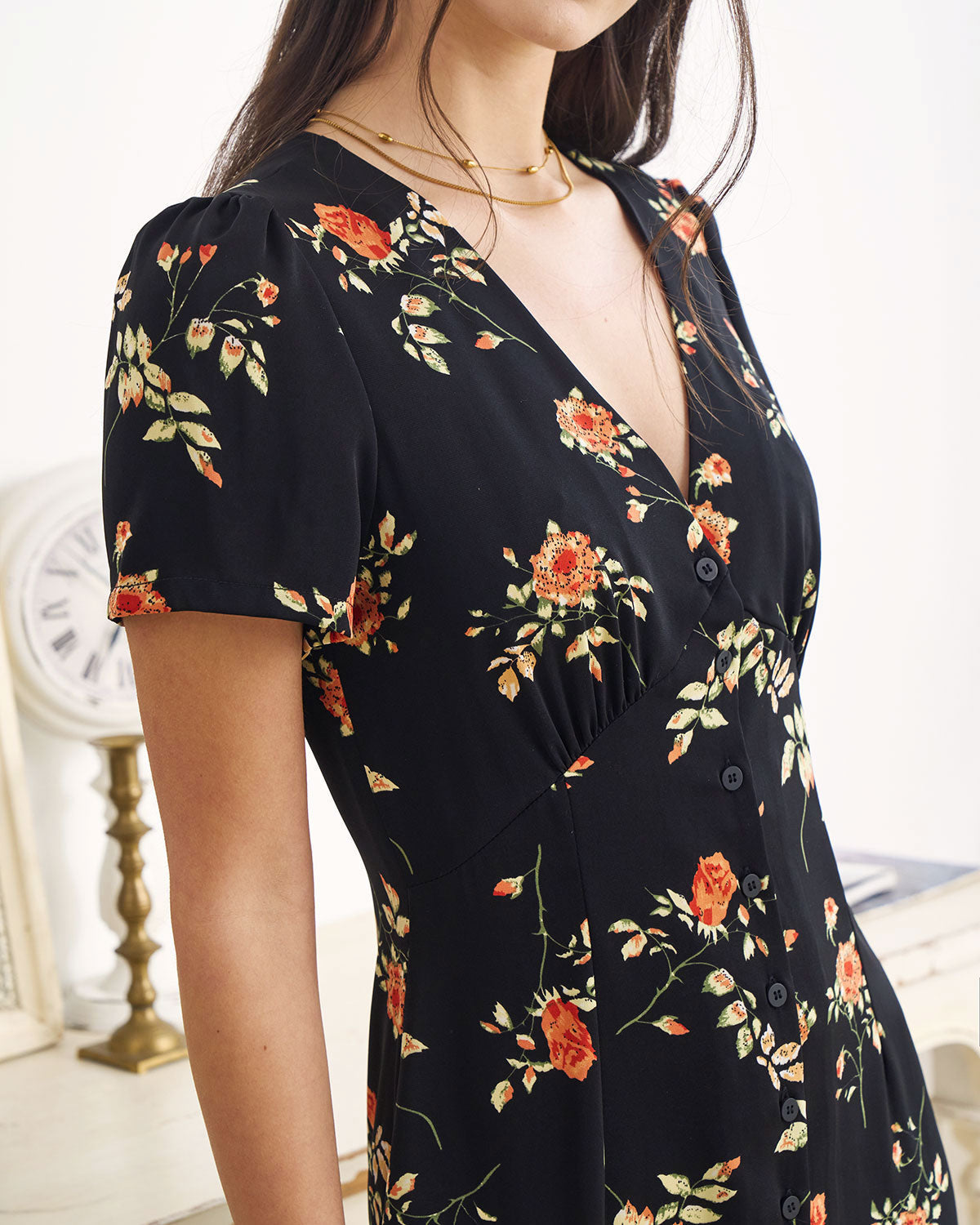 Robe longue noire fleurie à col V et manches courtes