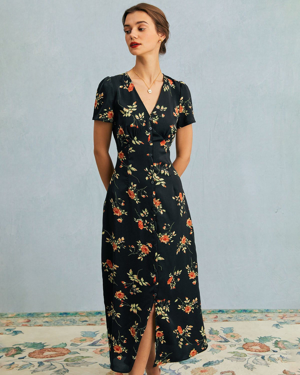 Robe longue noire fleurie à col V et manches courtes