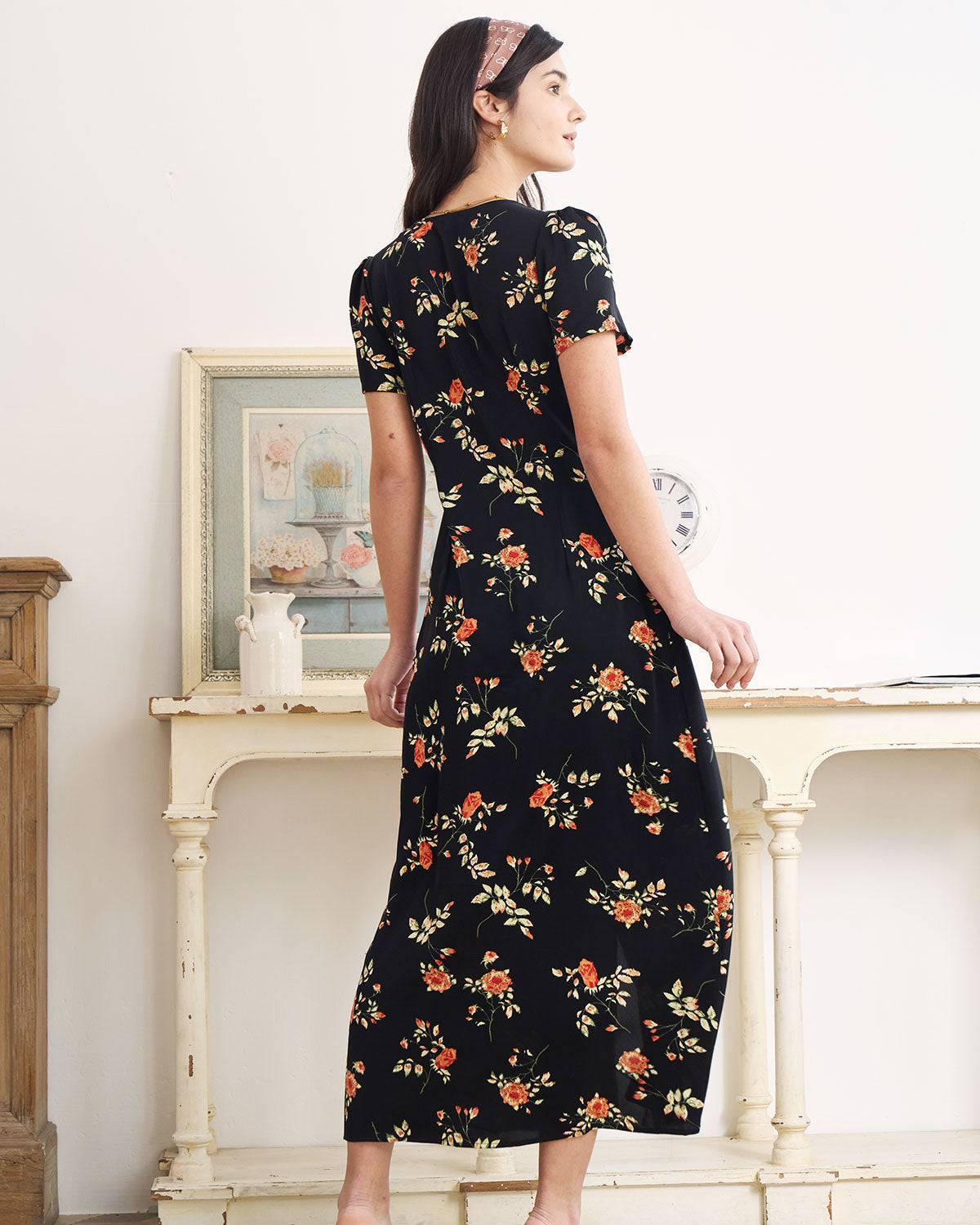 Robe longue noire fleurie à col V et manches courtes
