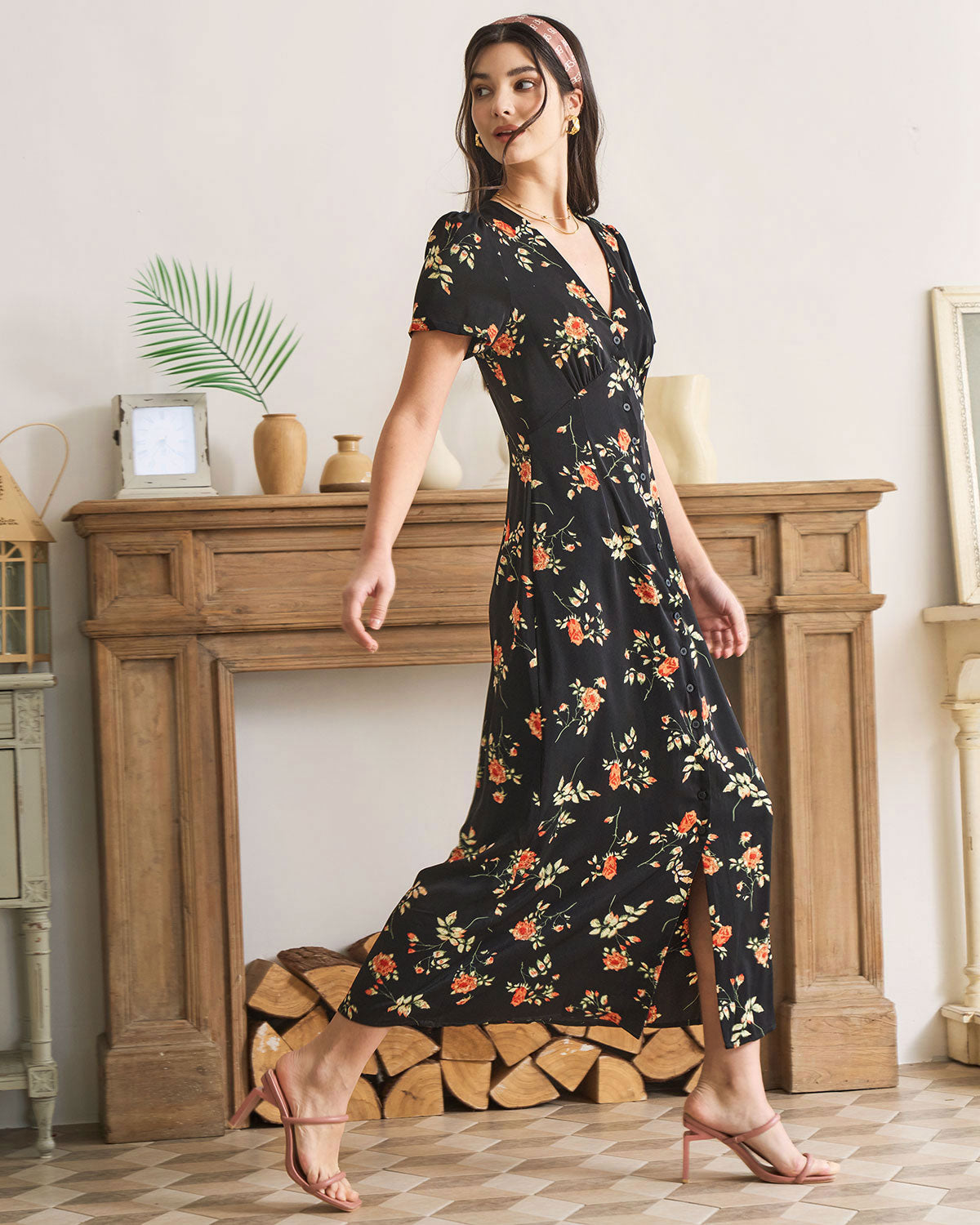 Robe longue noire fleurie à col V et manches courtes