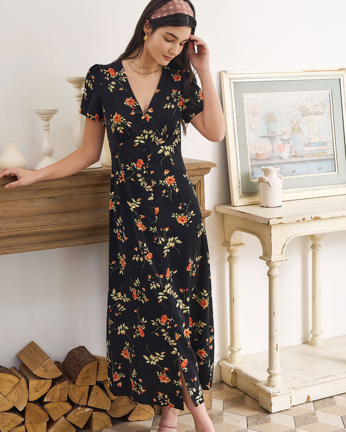 Robe longue noire fleurie à col V et manches courtes