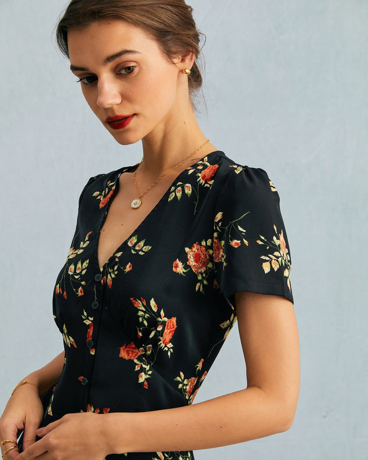 Robe longue noire fleurie à col V et manches courtes