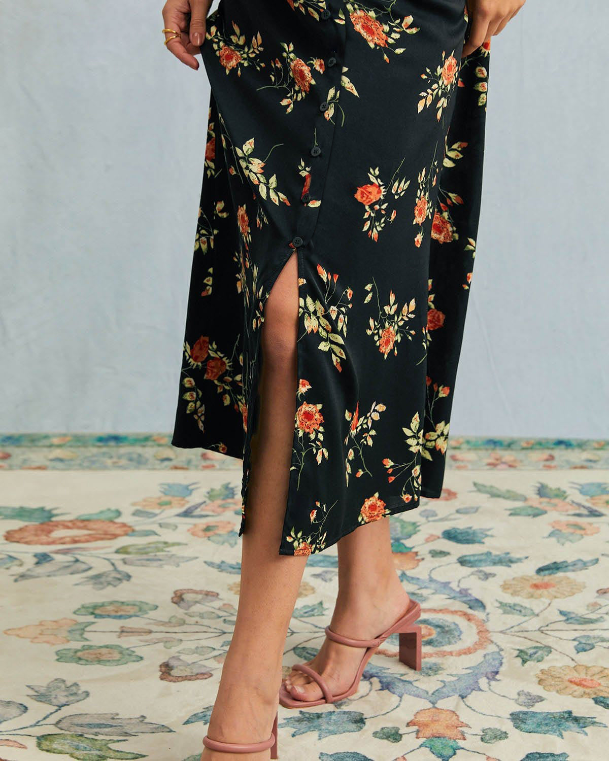 Robe longue noire fleurie à col V et manches courtes