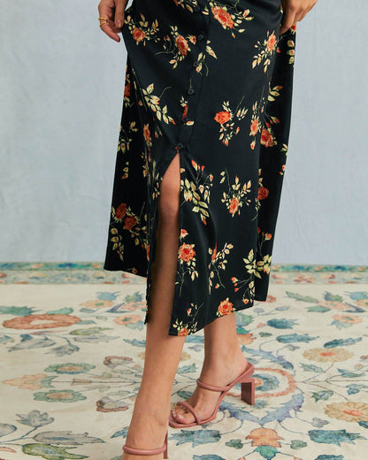 Robe longue noire fleurie à col V et manches courtes